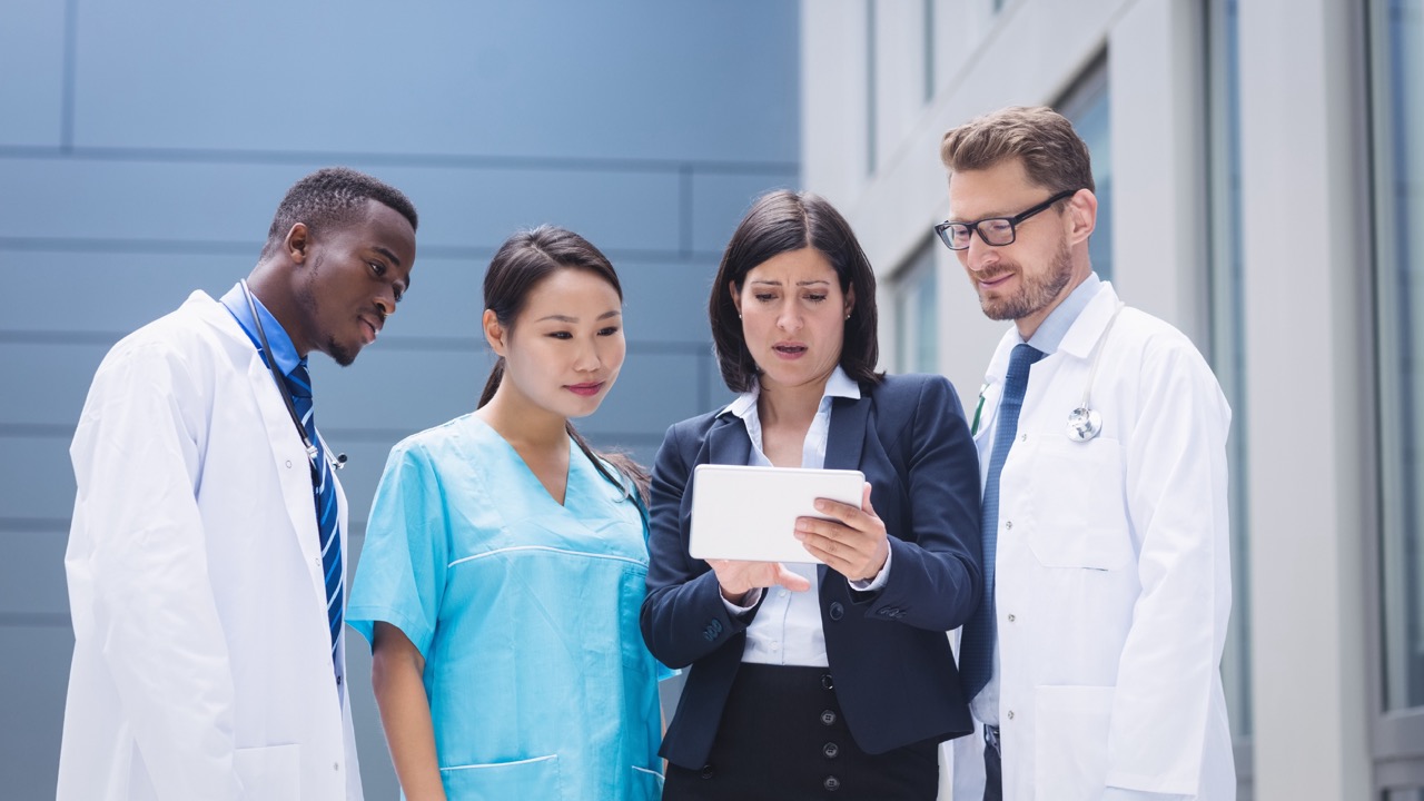 A stock photo showing a team of medical professionals. - Photo: Freepik